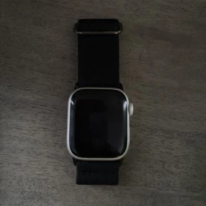 Apple Watch Series 8 GPS + Cellular 41mm Aluminum S/M (Extra Bands Included) - Photo 1 sur 3