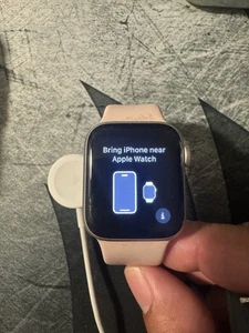 Apple Watch SE (2022) 40mm Silver Aluminum Case with White Sport Band, S/M (GPS) - Photo 1 sur 6