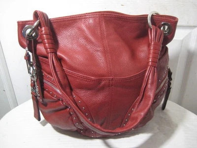 Bolso de hombro B. Makowsky de cuero rojo con tachuelas. Foto 1 de 4