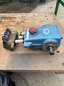 Pompa triplex CAT 43339 testa in ottone venduta per RICAMBI necessita di ricostruzione - Foto 1 di 11
