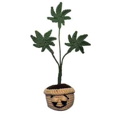 Planta de marihuana en maceta de cannabis de ganchillo hecho a mano de pie libre con cara Foto 1 de 4