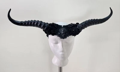 Tocado de cuerno largo gótico negro demonio con encaje para mascarada de Halloween Foto 1 de 4