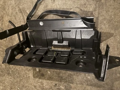 2011-2023 DODGE ЗАРЯДНОЕ УСТРОЙСТВОCHALLENGER 300 АККУМУЛЯТОР ЛОТОК OEM 05112061AA - Изображение 1 из 3