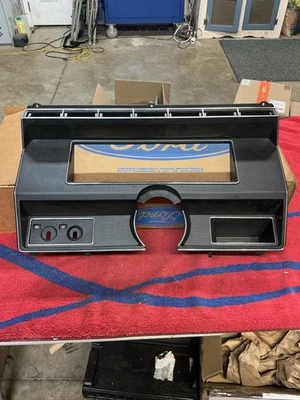 Nuevo de Lote Antiguo 1980-86 Ford F150/250/350 Camión Bronco Salpicadero Bisel E0TZ-10044D70-A Sin Aire Acondicionado Foto 1 de 4