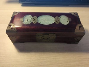 Vintage Ornate Wooden Jewelry Box With Carved Jade Stone Inserts & Brass Lock - Bild 1 von 16