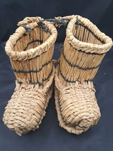 Hand woven straw decorative boots/ baskets - Picture 1 of 7