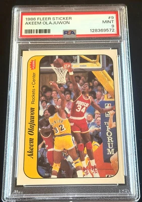 1986 ADESIVO FLEER #9 AKEEM OLAJUWON BASQUETE PSA 9 NOVATO CENTRADO NOVO GRAU - Imagem 1 de 4