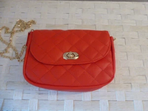 kleine rote Handtasche mit Kettenhenkel auch als Bauchtasche zu tragen - Bild 1 von 8