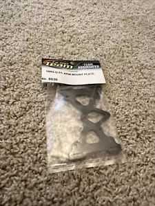 Team Associated #8530 RC10R5- Oval Graphite Front Arm Mount Plate - BRAND NEW - Picture 1 of 2