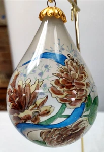 Ornamento a goccia in vetro dipinto a mano - pigna invernale nastro blu bacche foglie - Foto 1 di 15