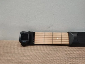 Tragbarer Übungshals 6 Bund Gitarre Akkord Trainer und Mugig T-1 Clip-on Tuner - Bild 1 von 8