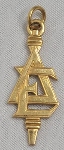 Ciondolo Ciondolo Delta Epsilon Società Greca 1/10 Riempito Oro 10K 1-1/4" 2,49 Grammi - Foto 1 di 6