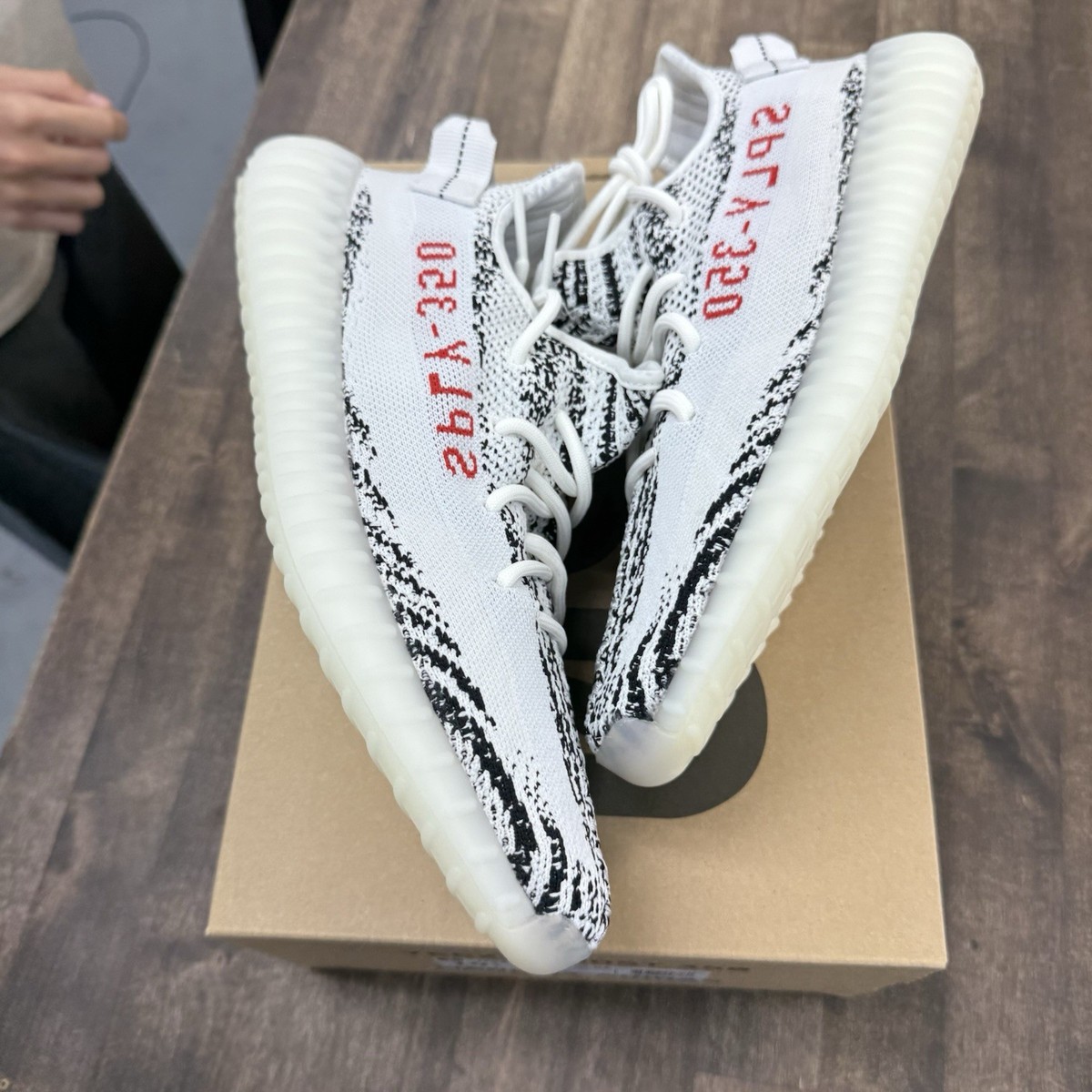 Adidas Yeezy Boost 350 V2 ゼブラ また！？YEEZY BOOST 350 V2 