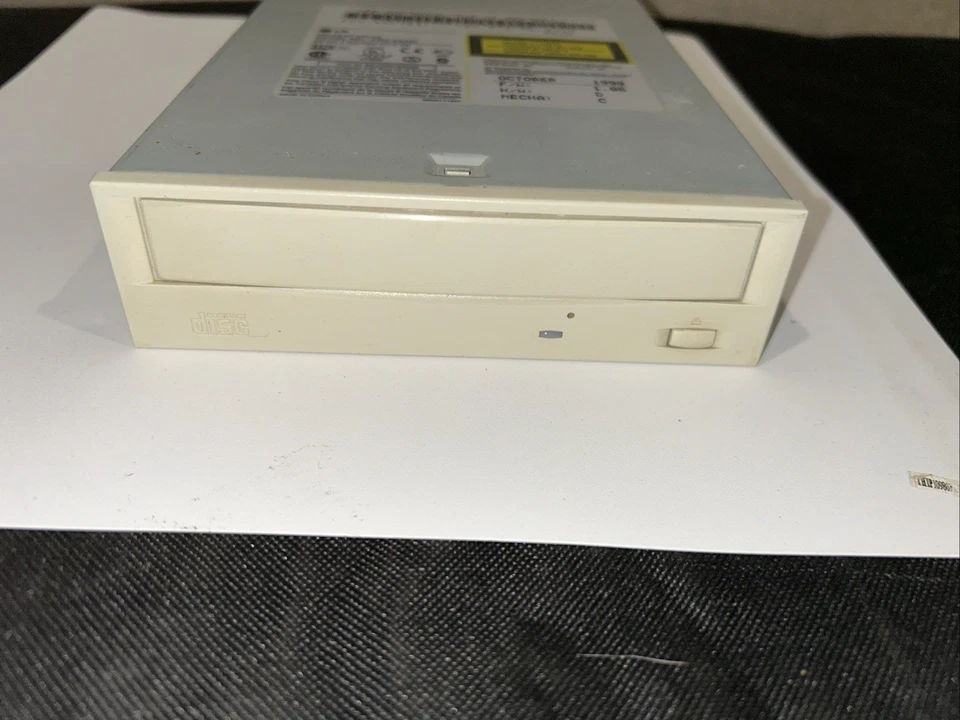 LG IDE CD-ROM Drive Beige CRD-8322b - Image 1 of 4