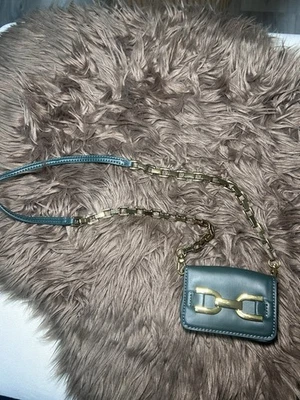 Cartera tarjeta verde Zara Foto 1 de 4