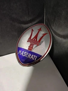 Stemma Maserati auto vintage originale con supporto e bulloni conservato raro - Foto 1 di 8