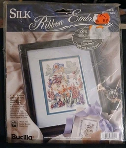 Vintage Bucilla Seidenband Stickerei Kreuzstich Set Blumenmädchen 33537 Neu aus altem Lagerbestand versiegelt - Bild 1 von 4