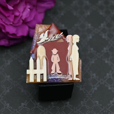 家庭暴力胸针 Lucinda Dove 女子红房子围栏镀银 — 第 1/4 张图片