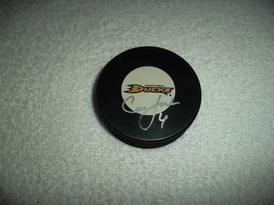 Cam Fowler Firmado a Mano Anaheim Ducks Logo Puck NHL Autógrafo Hockey Foto 1 de 2