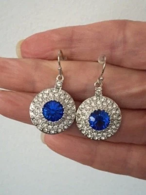 Hermoso Pendiente Chapado en Rodio Latón Diseño Colgante Redondo Cristal Azul y Transparente Foto 1 de 3