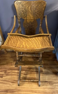 Antigua silla alta mecánica convertible de caña de roble de madera para bebé y balancín Foto 1 de 4