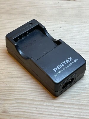 Cargador de batería PENTAX D-BC8 OEM para usar la batería Pentax D-Li95 Foto 1 de 4