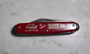 COLTELLO DA TASCA COCA COLA ROSSO VINTAGE - A TUTTE LE FONTANE 5 Centesimi MFG. IN USA - Foto 1 di 6