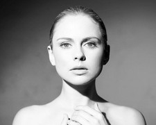 Rose Mciver 8x10 photo 027