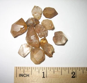 11 PICCOLI RARI CRISTALLI DI QUARZO NATURALI A FORMA DI DIAMANTE GREZZO CT, USA ~ 16,8 grammi - Foto 1 di 4