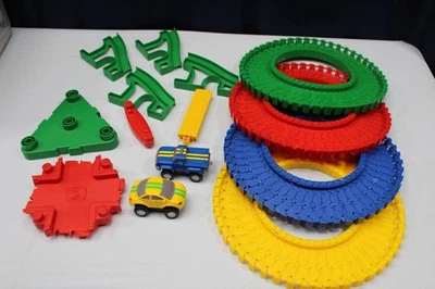 Flexible Race Track with 2 cars, 4 Ramps & other road accessories - Snap Trax -M - Image 1 of 4