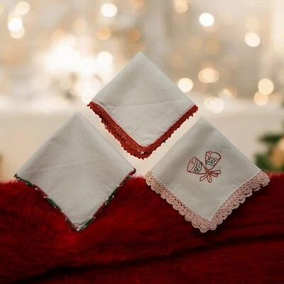Pañuelos Vintage Navidad Tatuados a Mano y Pintados Lote De 3 Vacaciones 10" - 11" Cuadrados Foto 1 de 4