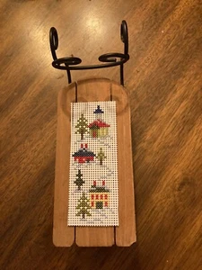 fertiger Kreuzstich Weihnachtsschlitten mit Weihnachtsdorfschmuck - Bild 1 von 3