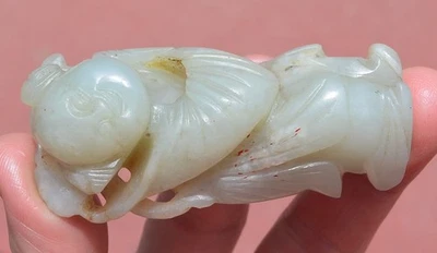 Pingente de figura de menino esculpido em jade nefrite branca chinesa Celadon 19C - Imagem 1 de 4