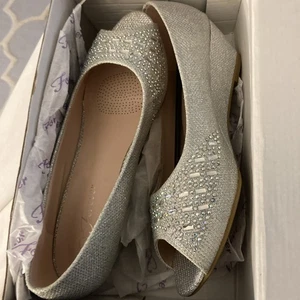 Forever Damen-Slipper niedriger Keilabsatz offene Zehenpartie Hochzeit Größe 7 Neu im Karton - Bild 1 von 9