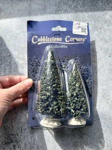 Cobblestone Corners Village 2 Miniature Pine Trees Christmas Decor - Bild 1 von 1