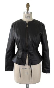 NUEVO CON ETIQUETAS Chaqueta Zara Mujer Peplum Negra Imitación Cuero Cuello Redondo 3046/069 Pequeña - Imagen 1 de 9