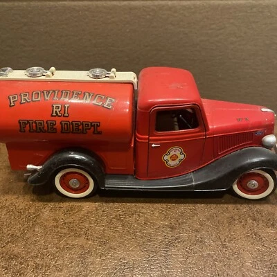Camión Solido Ford V8 American Fire Brigade motor escala 1:18 Rhode Island Foto 1 de 4