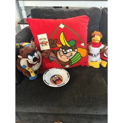 Almohada y cuenco de béisbol rojo de felpa Looney Tunes Tasmanian Devil & Foghorn Leghorn Foto 1 de 4