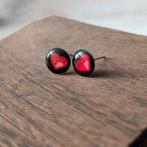 Aretes de colección inusuales negros con corazón rojo con estampado de pata - pequeños - Imagen 1 de 7