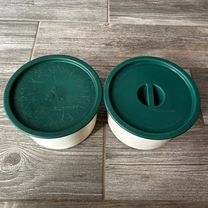 Vintage Tupperware One Touch Kaffee & normale runde grüne Deckel mit Schaufel 2 Stück - Bild 1 von 3