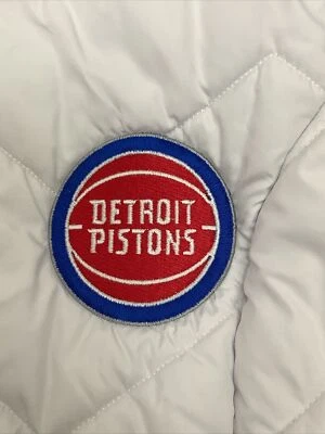 Detroit Pistons小号安提瓜松饼背心女式白色全拉链 — 第 1/4 张图片