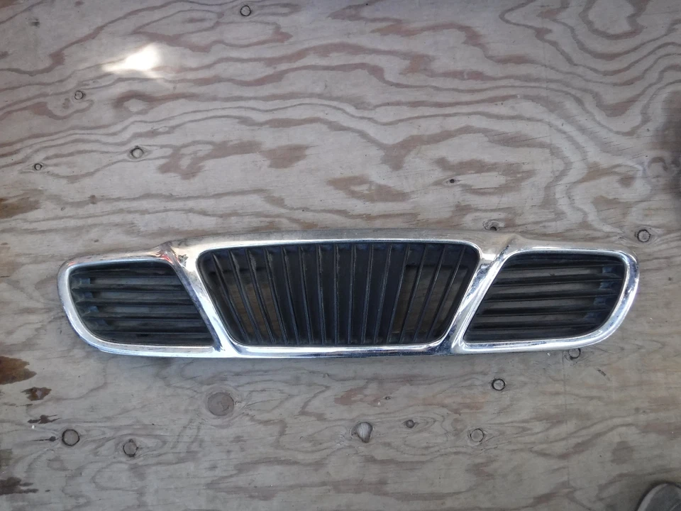 2001 2002 Daewoo Lanos front grille 96215294 - Image 1 of 1