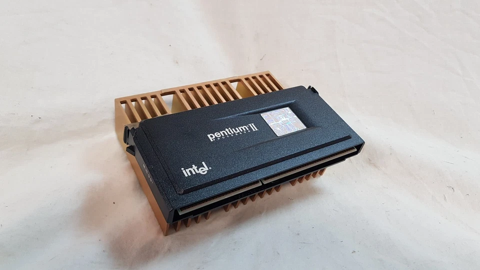 Intel Pentium II SL2HE Vintage 266 MHz Processor - Image 1 of 4