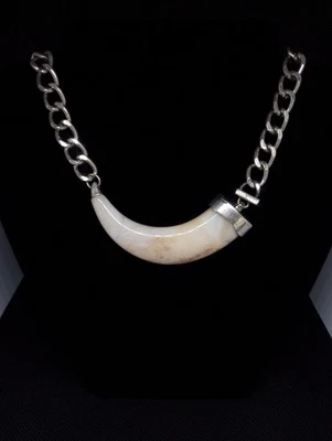 "Collar llamativo de 19"" con cuerno de marfil sintético eslabones de metal tono plata"  Foto 1 de 4
