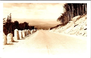 Straßenschnitt am Whiteface Mountain Adirondacks New York Echtfoto Postkarte D965 - Bild 1 von 2