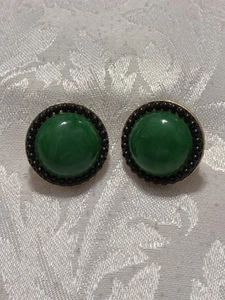 Vintage Trifari Round Green Gold Tone Rimmed Earrings Trifari Clip On Earrings - Picture 1 of 6