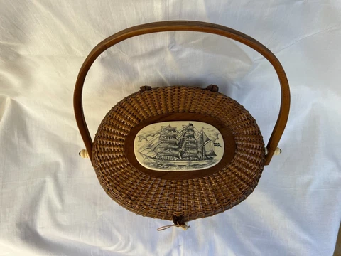 Vintage Original Farnum Nantucket Basket with 2 scrimshaw carvings 1984 Cover