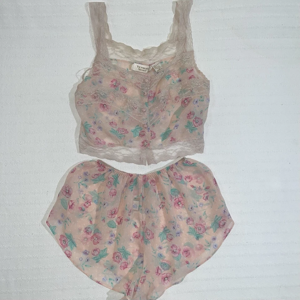 Conjunto de lencería de gasa etiqueta dorada Victoria’s Secret de colección sin mangas y pantalones cortos talla M Foto 1 de 4