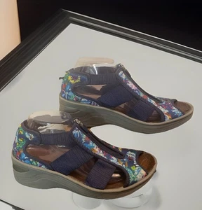 BZEES Duet Shoes Womens Sz 9.5 M Blue Fabric Floral Wedge Front Zip Heel Sandals - Picture 1 of 14