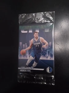 Luka Doncic 2022-23 NBA Hoops City Edition #1 - Giveaway stadio - Kyrie Irving - Foto 1 di 2